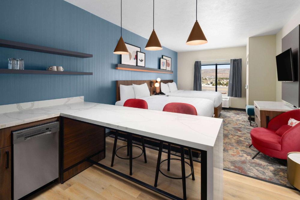 Queen Room with Two Queen Beds and Kitchen - Non-Smoking interior